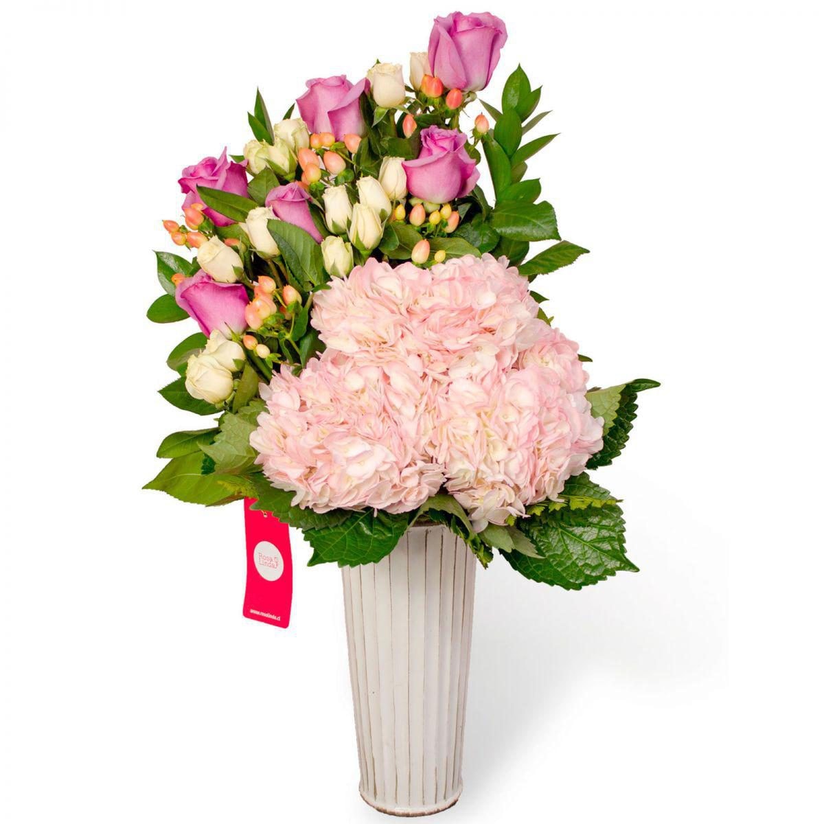 Victoria Rosado - Arreglo floral con hortensias rosadas, rosas ecuatorianas lilas y minirosas blancas - Imagen 1