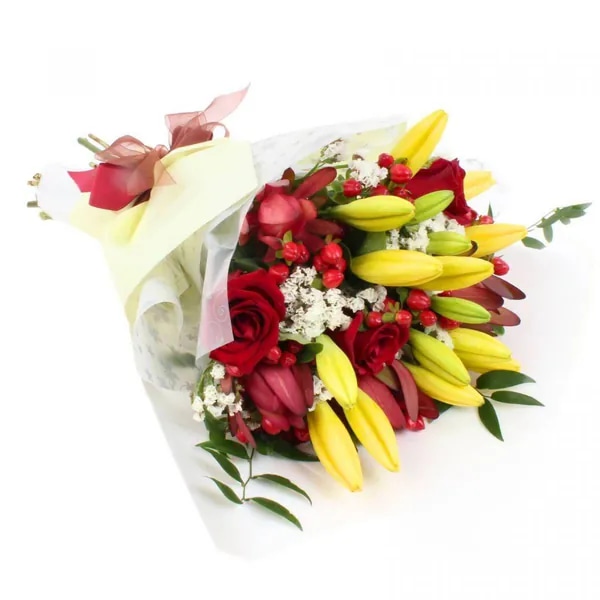 Florencia Amarillo Ramo - Ramo con liliums amarillos, rosas rojas, hypericum rojo y leucadendro
