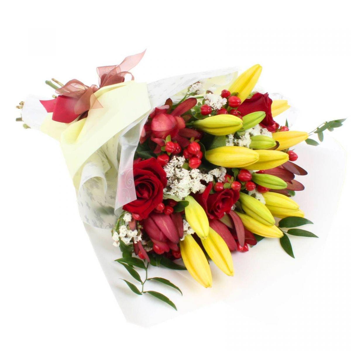 Florencia Amarillo Ramo - Ramo con liliums amarillos, rosas rojas, hypericum rojo y leucadendro - Imagen 1