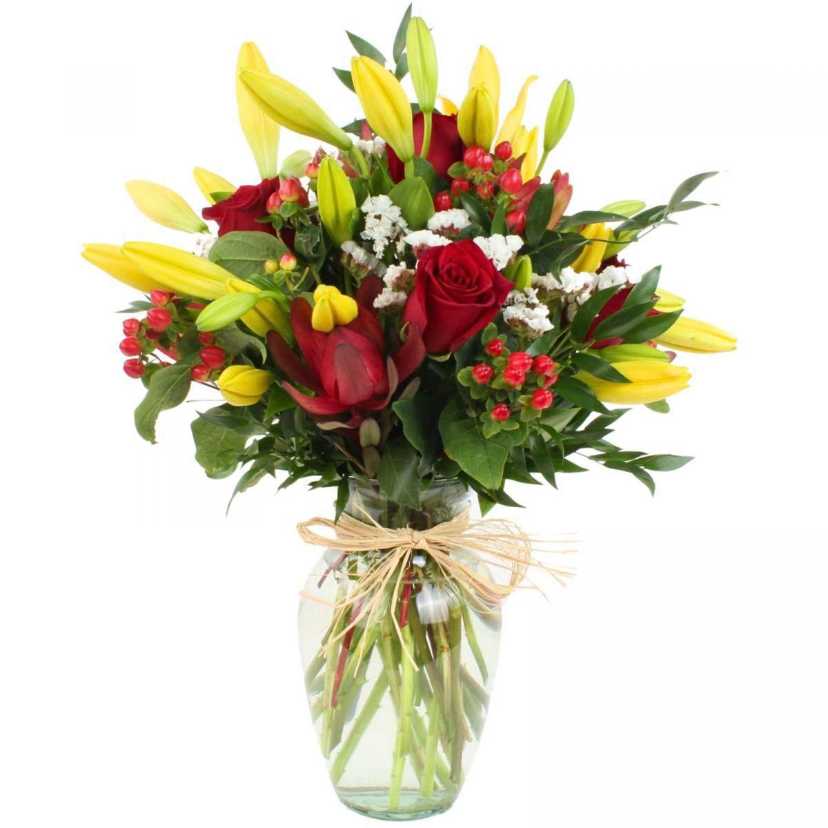 Florencia Amarillo Ánfora - Arreglo en florero ánfora con liliums amarillos, rosas rojas, hypericum rojo y leucadendro - Imagen 1
