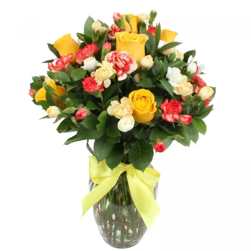 Pamela Rosas Amarillas en Ánfora - Florero de vidrio con con rosas amarillas y mini claveles blancos y naranjos
