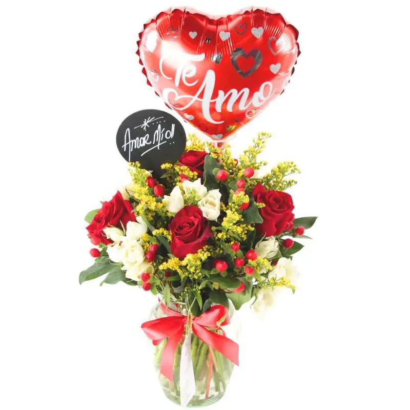 Cupido rojo en florero - rosas, mini rosas, hypericum, globo te amo y pizarra