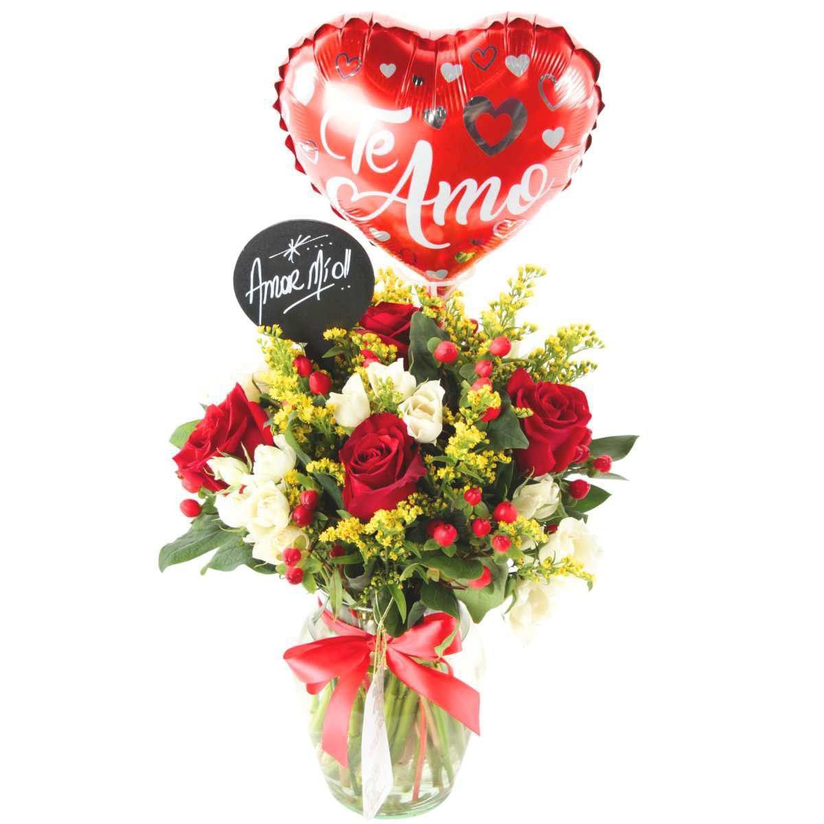 Cupido rojo en florero - rosas, mini rosas, hypericum, globo te amo y pizarra - Imagen 1