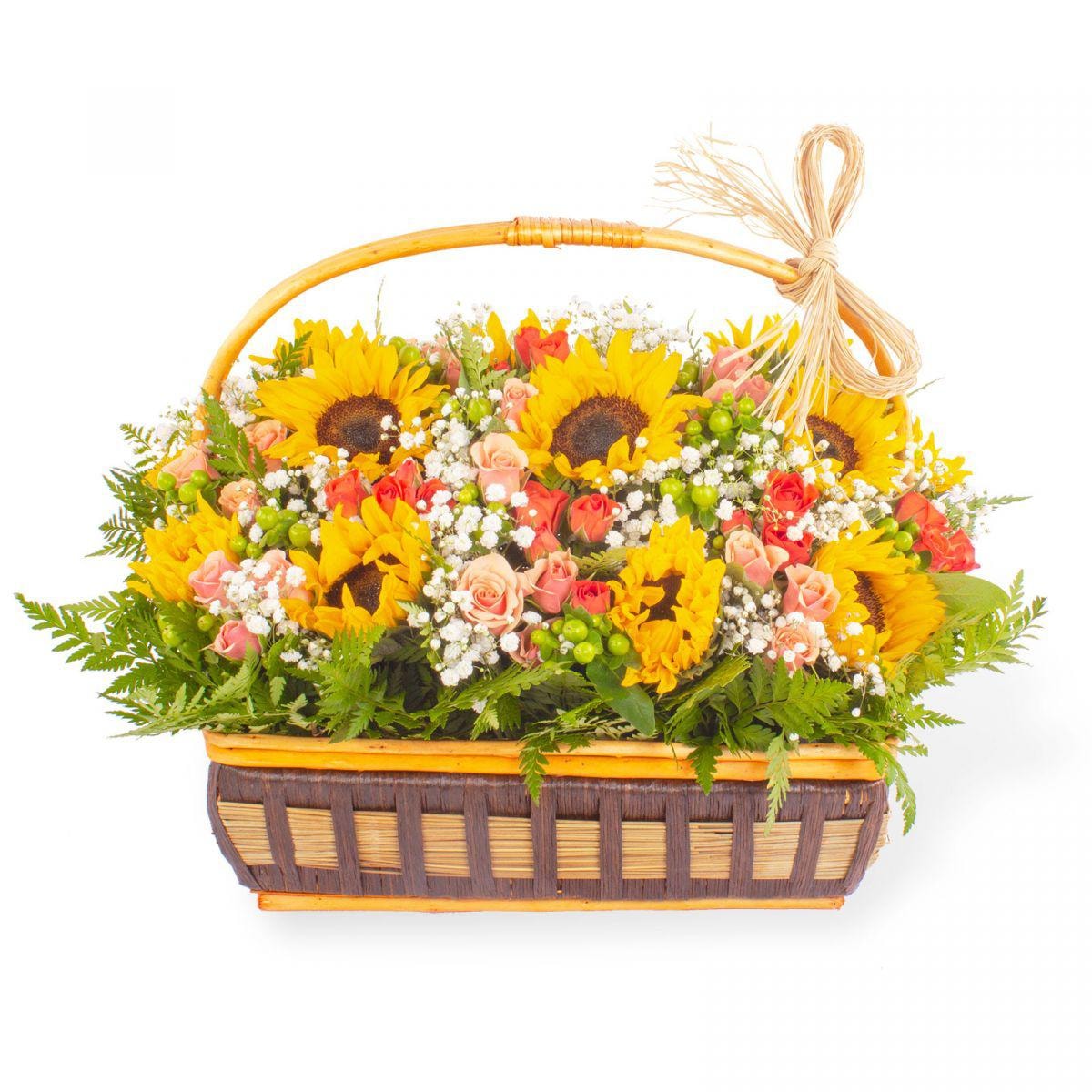 Genoveva - Arreglo floral en canasto de mimbre con girasoles, mini rosas, gypsophila e hypericum - Imagen 1