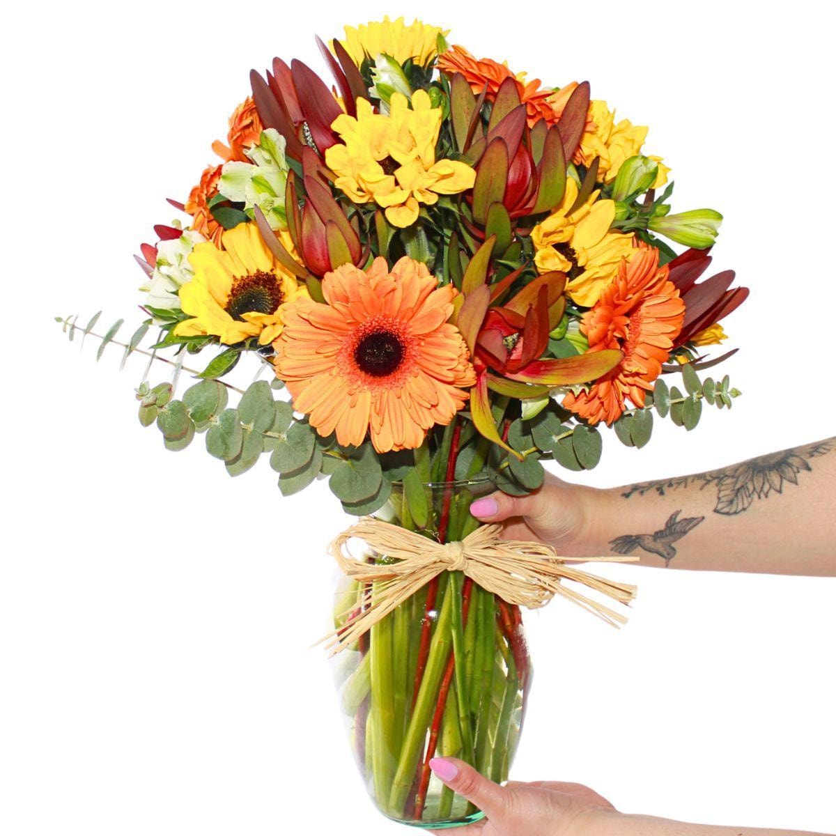 Chucao - Florero de vidrio con gerbera, girasoles y leucadendros - Imagen 1
