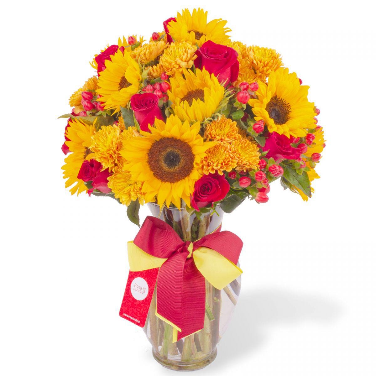 Renacer Rojo - Arreglo floral en florero con girasoles, rosas rojas, maules e hypericum rojo - Imagen 1