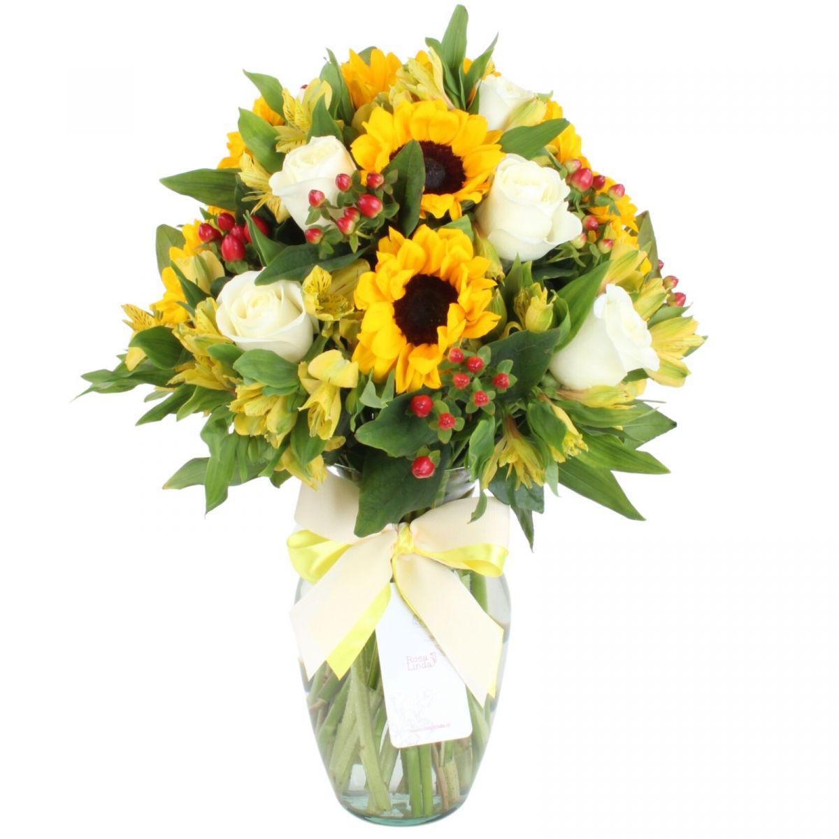 Renacer Blanco - Arreglo floral en florero con girasoles, rosas blancas, astromelias hypericum rojo - Imagen 1