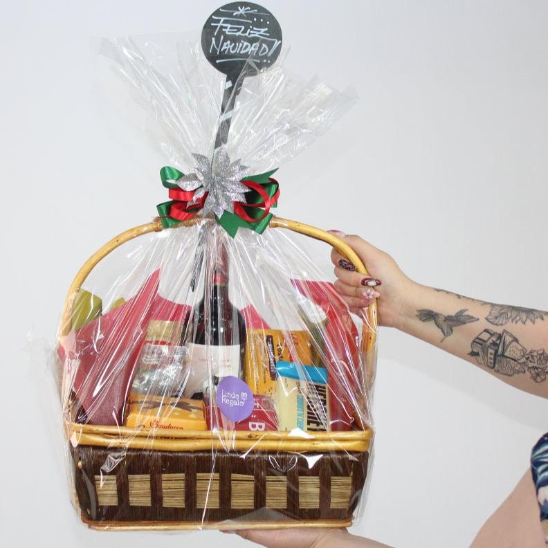Canasto Feliz Navidad Mediano - Set de regalo con vino, mini panettone, snack salados y dulces - Imagen 1