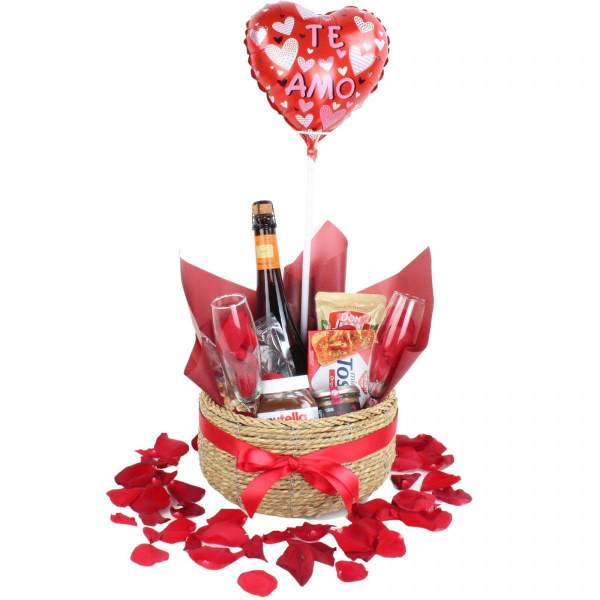 Canasto de amor - Set de regalo en canasto con espumante, copas, picoteo y pétalos de rosa - Imagen 1