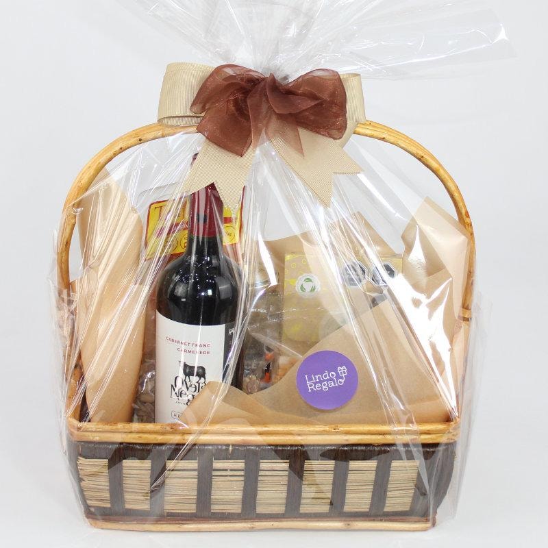 Set de Regalo Canasto de Vino - Canasto con vino, chocolates y picoteo - Imagen 1
