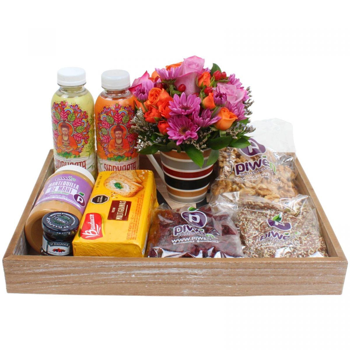 Brunch Namasté - Bandeja con, Infusiones Siddharta, mantequilla de maní, tostadas, mermelada, frutos secos y miniarreglo floral. - Imagen 1