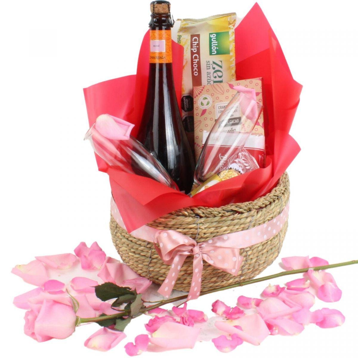 Canasto Rosé - Set de regalo en canasto con espumante Rosé, copas, chocolates y pétalos de rosa - Imagen 1