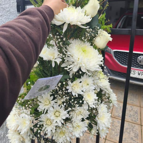 Arreglo Frontal Rosas y Crisantemos