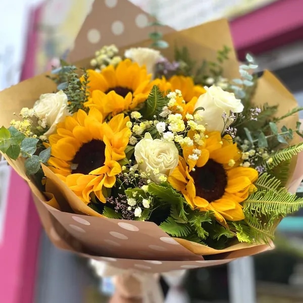 "Ramo de Girasoles y Rosas Blancas Envuelto para Regalo"