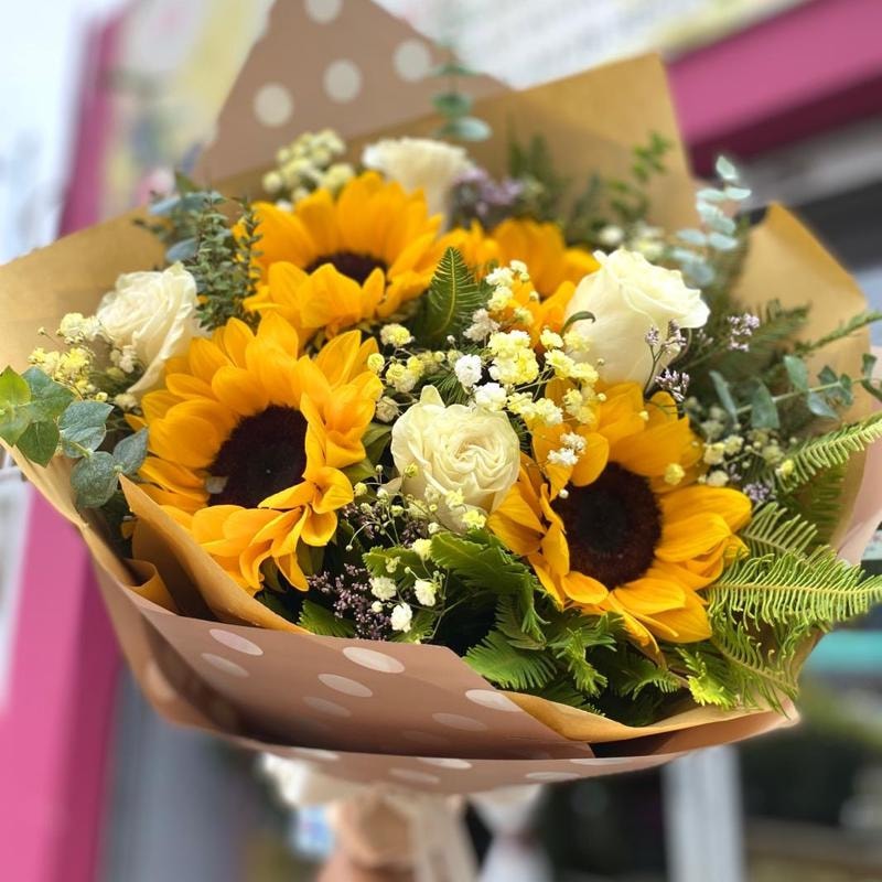 "Ramo de Girasoles y Rosas Blancas Envuelto para Regalo" - Imagen 1