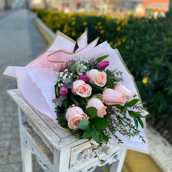Encantador Ramo Rosas Rosadas y Tulipanes Frescos