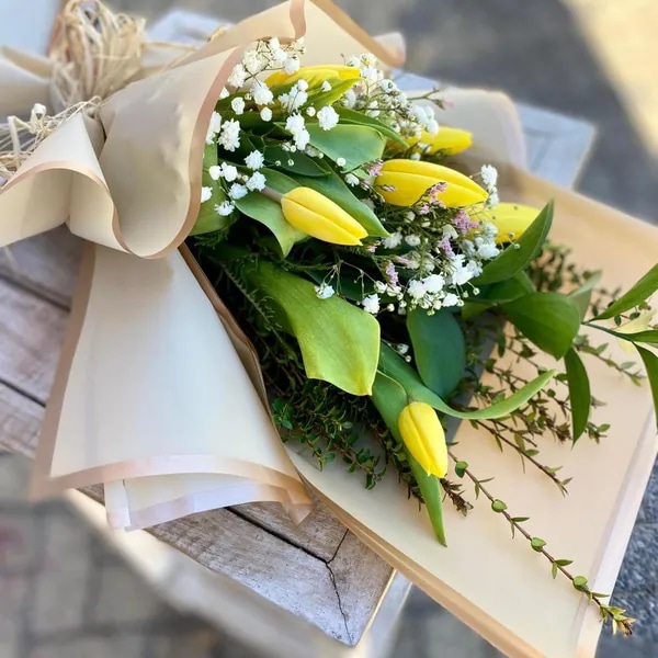 Bouquet de Tulipanes Amarillos y Gypsophila