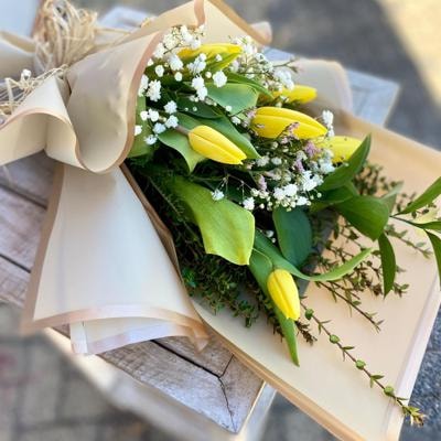 Bouquet de Tulipanes Amarillos y Gypsophila - Imagen 1