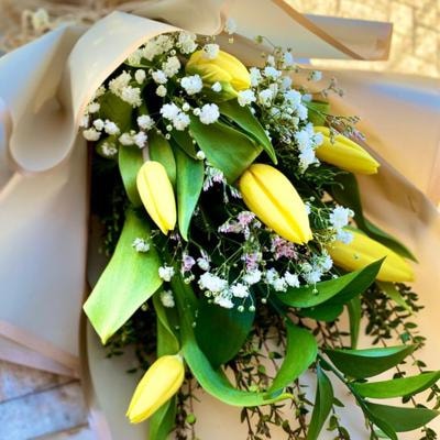 Bouquet de Tulipanes Amarillos y Gypsophila - Imagen 2