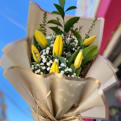 Bouquet de Tulipanes Amarillos y Gypsophila - Imagen 3