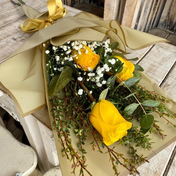 Ramo de 3 Rosas Amarillas y Follaje - Regalo Ideal