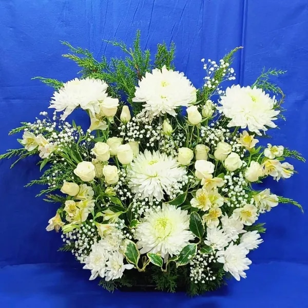 Arreglo de flores blancas surtidas