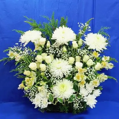 Arreglo de flores blancas surtidas