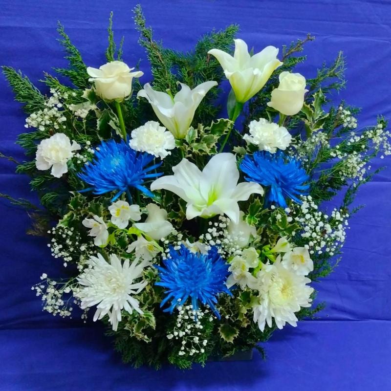 Arreglo floral en blanco y azul - Imagen 1