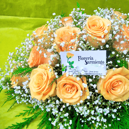 Arreglo oval de rosas (blancas, rojas, rosadas, damasco) - Imagen 1