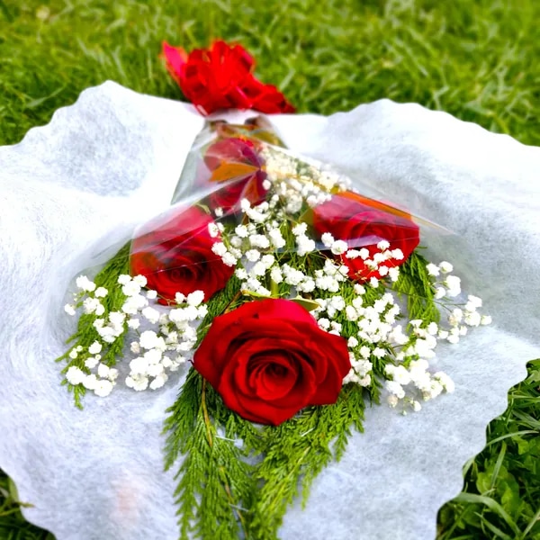 Ramo clásico de 4 rosas naturales