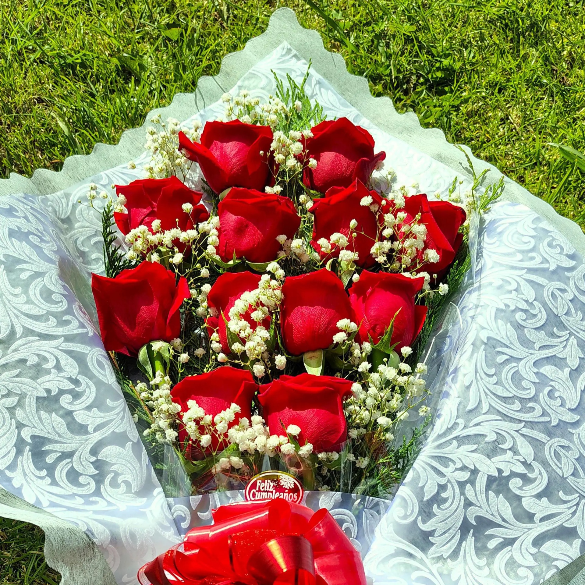 Ramo de 12 rosas con doble papel