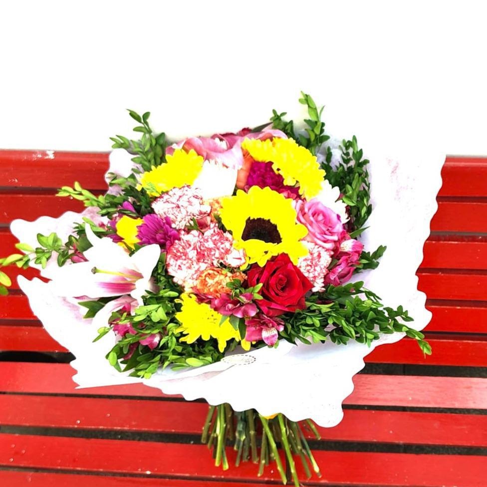 Ramo redondo con flores surtidas y coloridas - Imagen 1