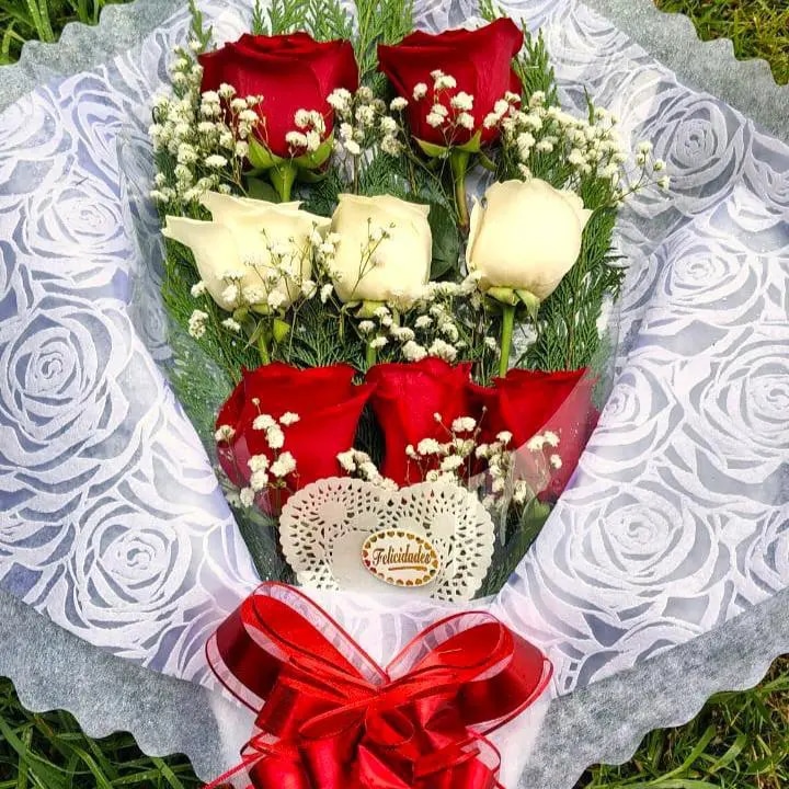 Ramo bicolor de rosas rojas y blancas