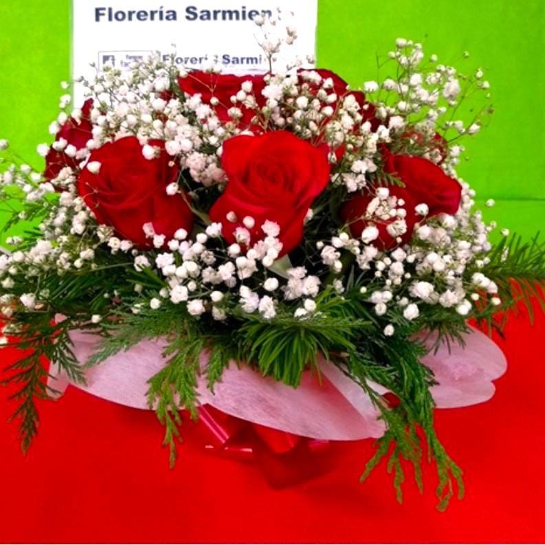 Centro de mesa redondo con rosas rojas - Imagen 1