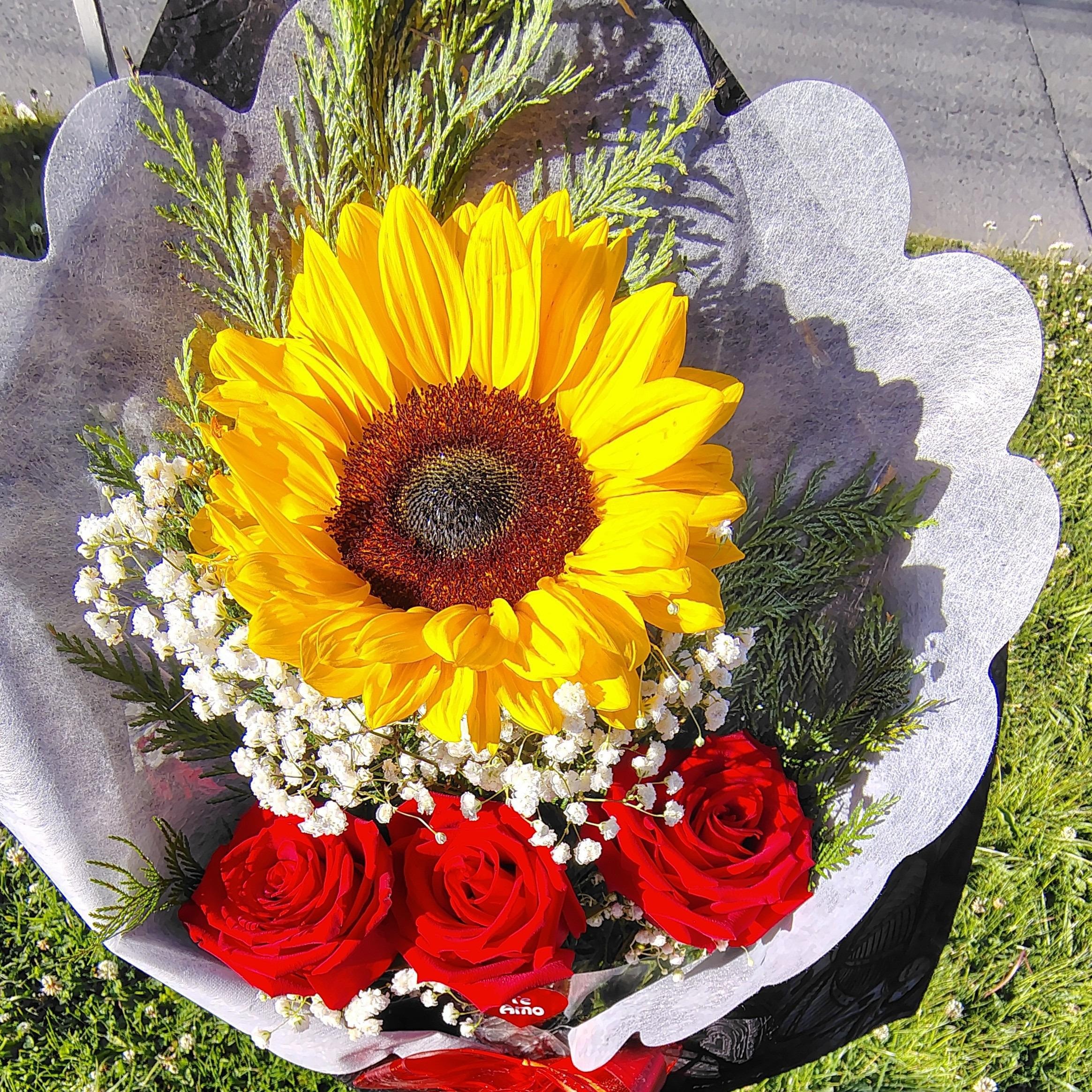Ramo detalle Girasol y rosas - Imagen 2