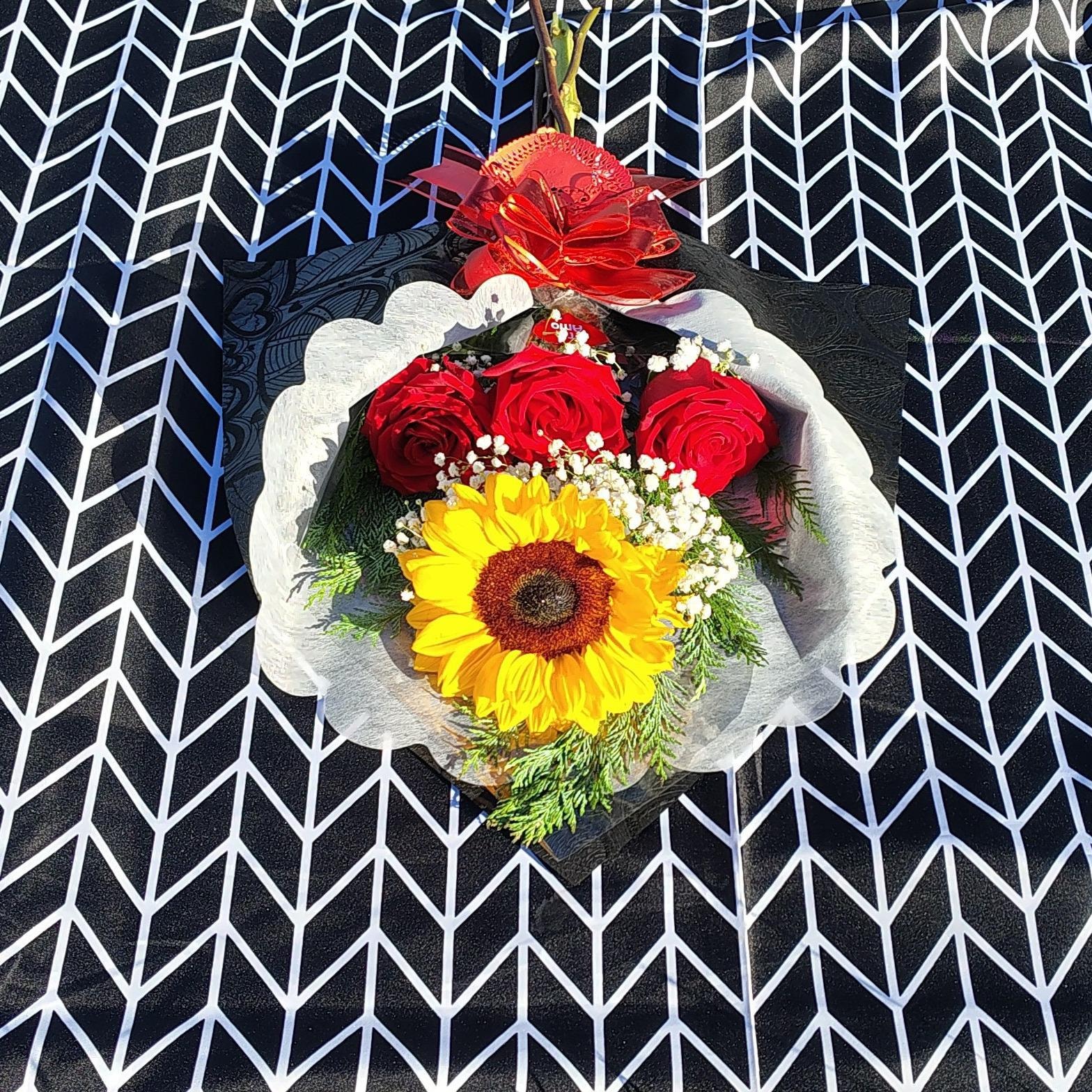Ramo detalle Girasol y rosas - Imagen 3