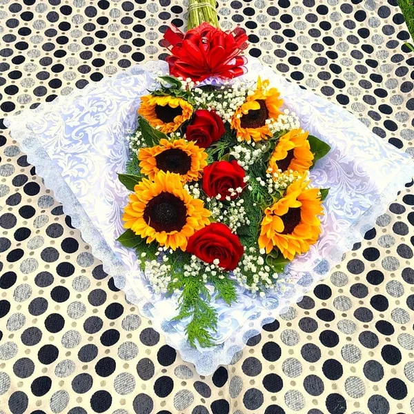 Ramo Túnel de rosas y Girasoles