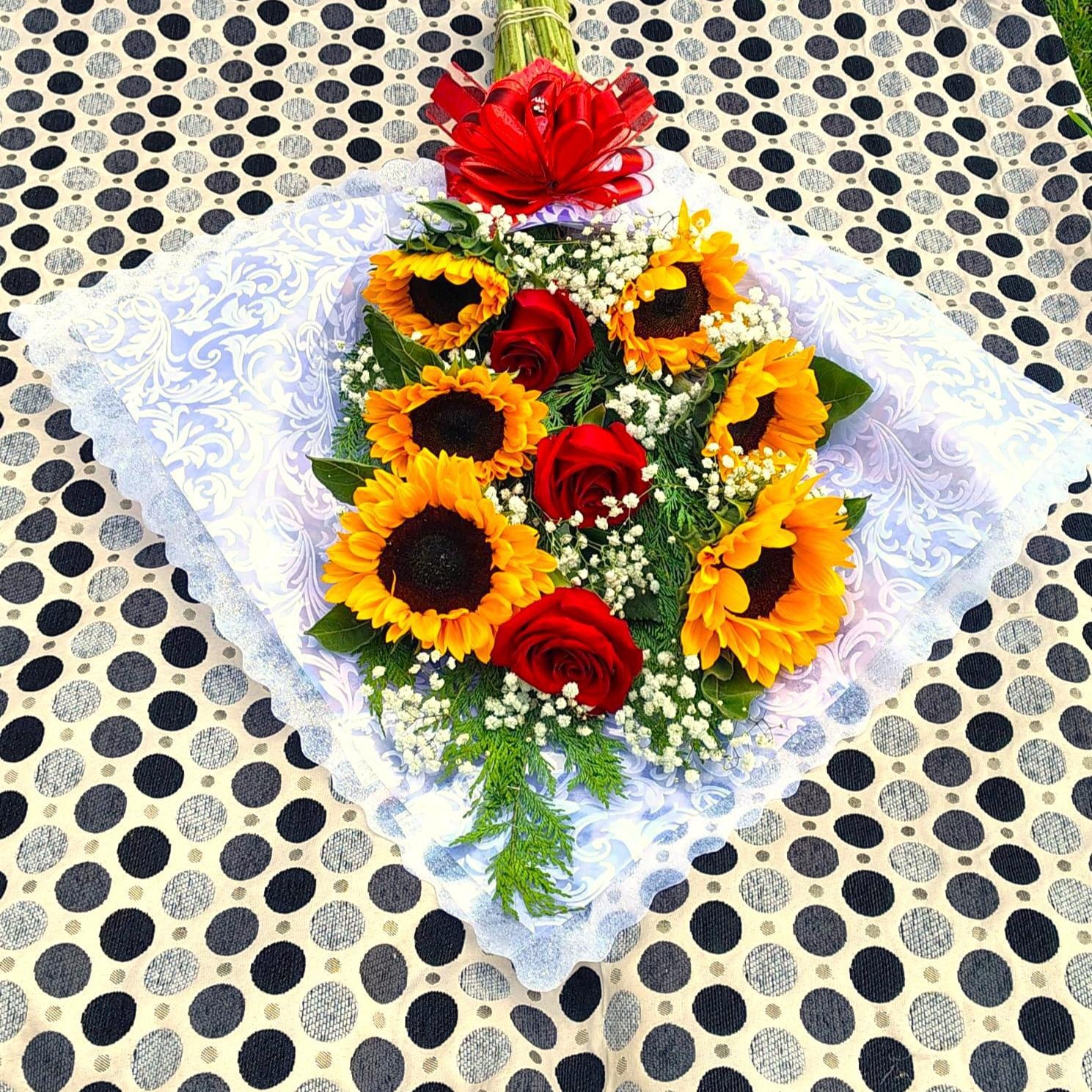 Ramo Túnel de rosas y Girasoles - Imagen 1