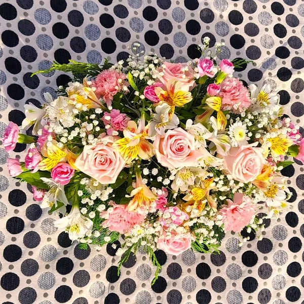 Arreglo floral "Sweetly" con rosas rosadas o blancas
