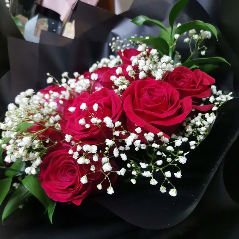 Ramo de rosas rojas 6 unidades acompañada con follaje - Imagen 3