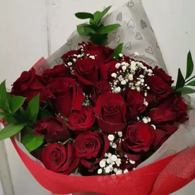 Ramo de 18 rosas rojas acompañado de follaje