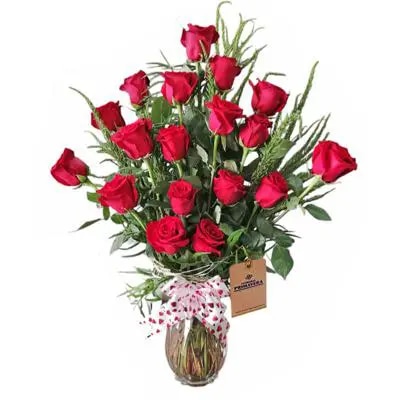 18 rosas en base de cristal