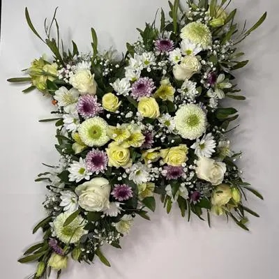 Cruz Floral de Condolencias – Sin Texto | Flor de Café