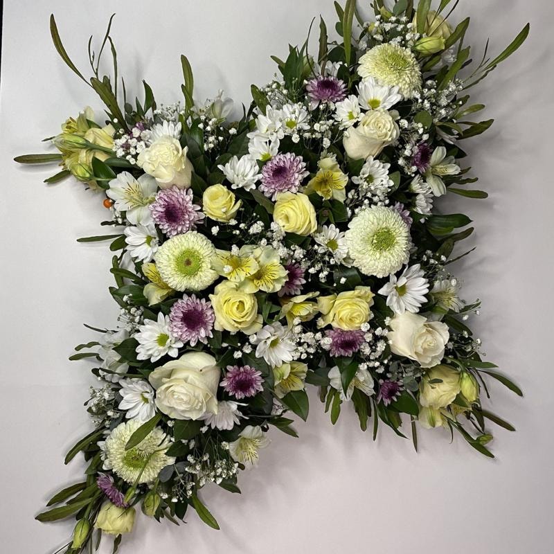 Cruz Floral de Condolencias – Sin Texto | Flor de Café - Imagen 1