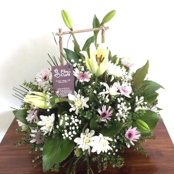 Fantasía Canastilla de Condolencias – Flores Mixtas | Flor d - Imagen 1