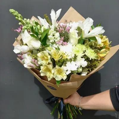 Ramo de Condolencias – Flores Mixtas | Flor de Café