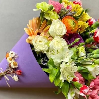 "Cono de Flores Mixtas"