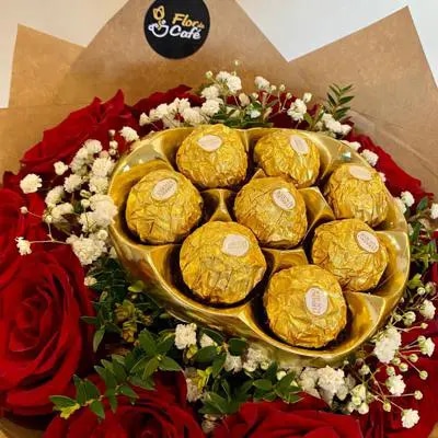 Ramo de Rosas con Corazón de Ferrero
