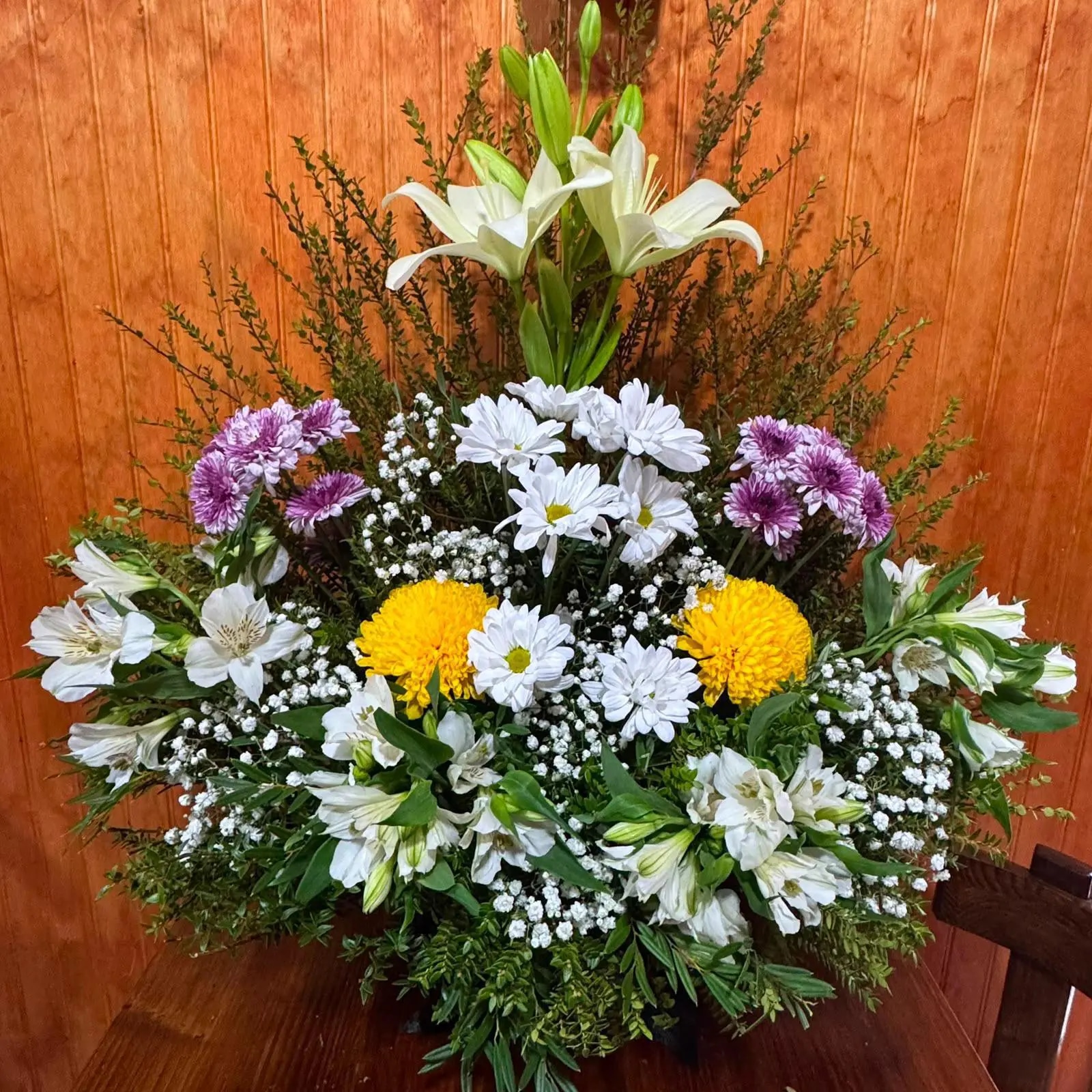 Pie de Urna de Condolencias 1 – Flores Mixtas | Flor de Café