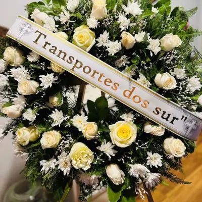 corona condolencias con Rosas blancas
